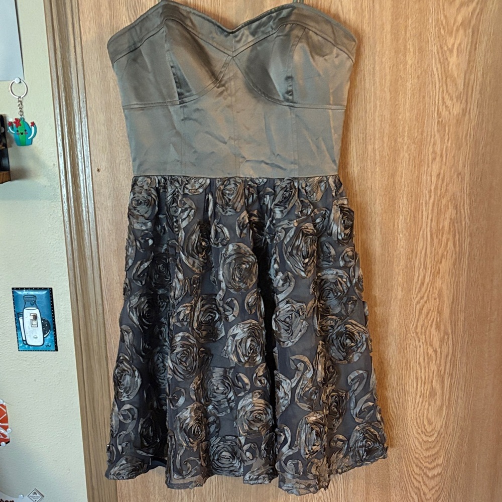 Elegant Strapless Green-Gray Dress